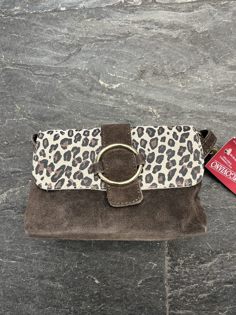 Bolso marrón de piel animal print con solapa y asa larga