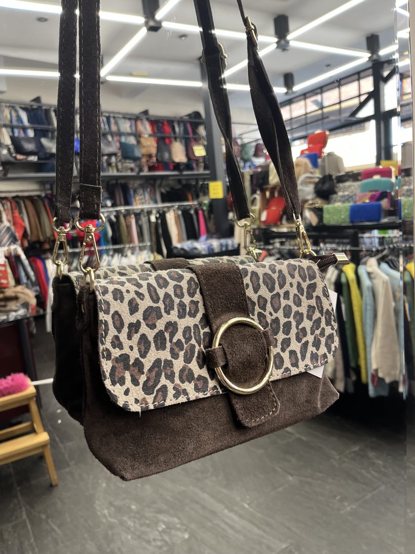 Bolso Marrón de Piel Animal Print con Solapa y Asa Larga - Imagen 4