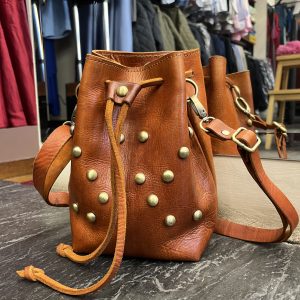 Bolso bombonera de cuero hecho a mano artesanal con correa larga