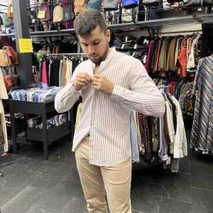 Camisa blanco y granate cuello mao semientallada en lino y algodón