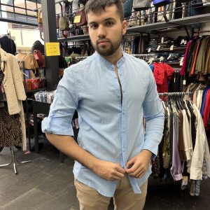 Camisa semientallada azul celeste cuello mao en lino y algodón