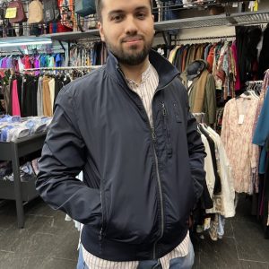 Cazadora cortavientos azul ligera con cremallera y bolsillos