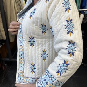Chaqueta bordada de algodón con bordados azules