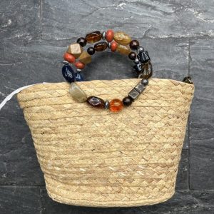 bolso rafia natural con asa de piedras y correa larga