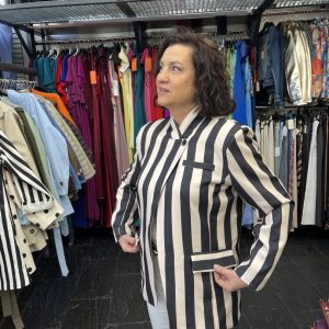 Americana de rayas verticales beige y negro con botón delantero y solapa clásica