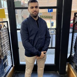 Chaqueta azul marino ligera con cremallera y bolsillos sobre fondo claro