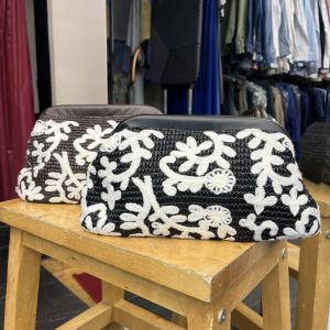 Bolso Clutch Rafia Bordada Negro con Boquilla