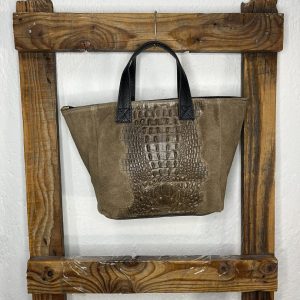 Bolso Básico de Piel Color Marrón Taupe con Relieve Grabado