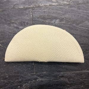 Bolso de Rafia Estilo Abanico Beige con Cadena Dorada