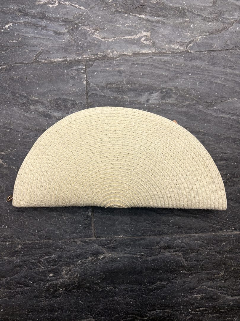 Bolso de Rafia Estilo Abanico Beige con Cadena Dorada