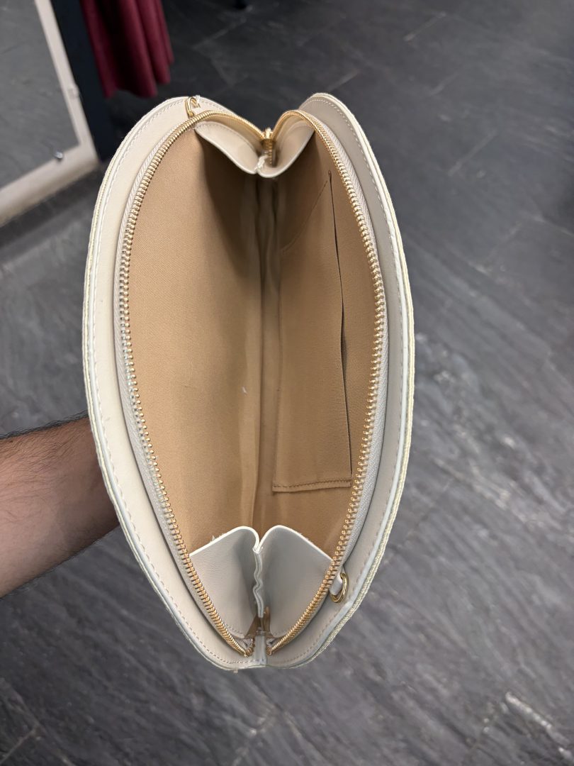 Bolso de Rafia Estilo Abanico Beige con Cadena Dorada - Imagen 4