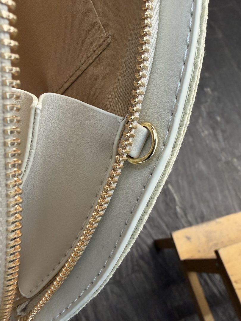 Bolso de Rafia Estilo Abanico Beige con Cadena Dorada - Imagen 5
