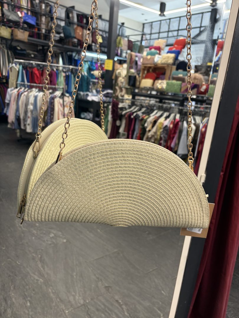 Bolso de Rafia Estilo Abanico Beige con Cadena Dorada - Imagen 6