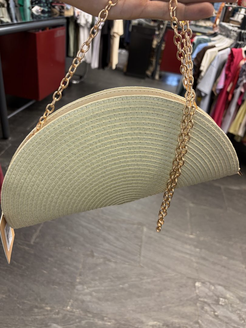 Bolso de Rafia Estilo Abanico Beige con Cadena Dorada - Imagen 7