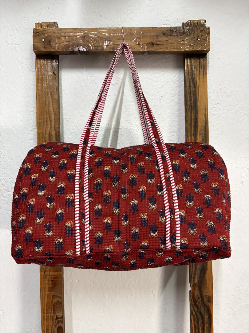 Bolsón Acolchado de Viaje 100% Algodón – Rojo con Motivos Étnicos - Imagen 2