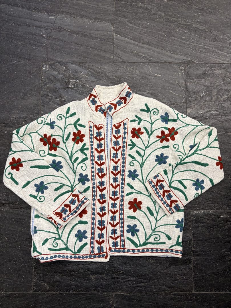 Kimono Suzani Crudo con Bordado Floral Multicolor
