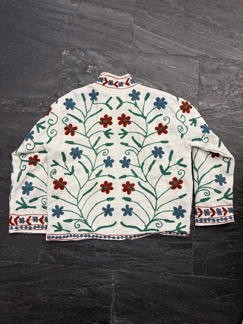 Kimono Suzani Crudo con Bordado Floral Multicolor - Imagen 3