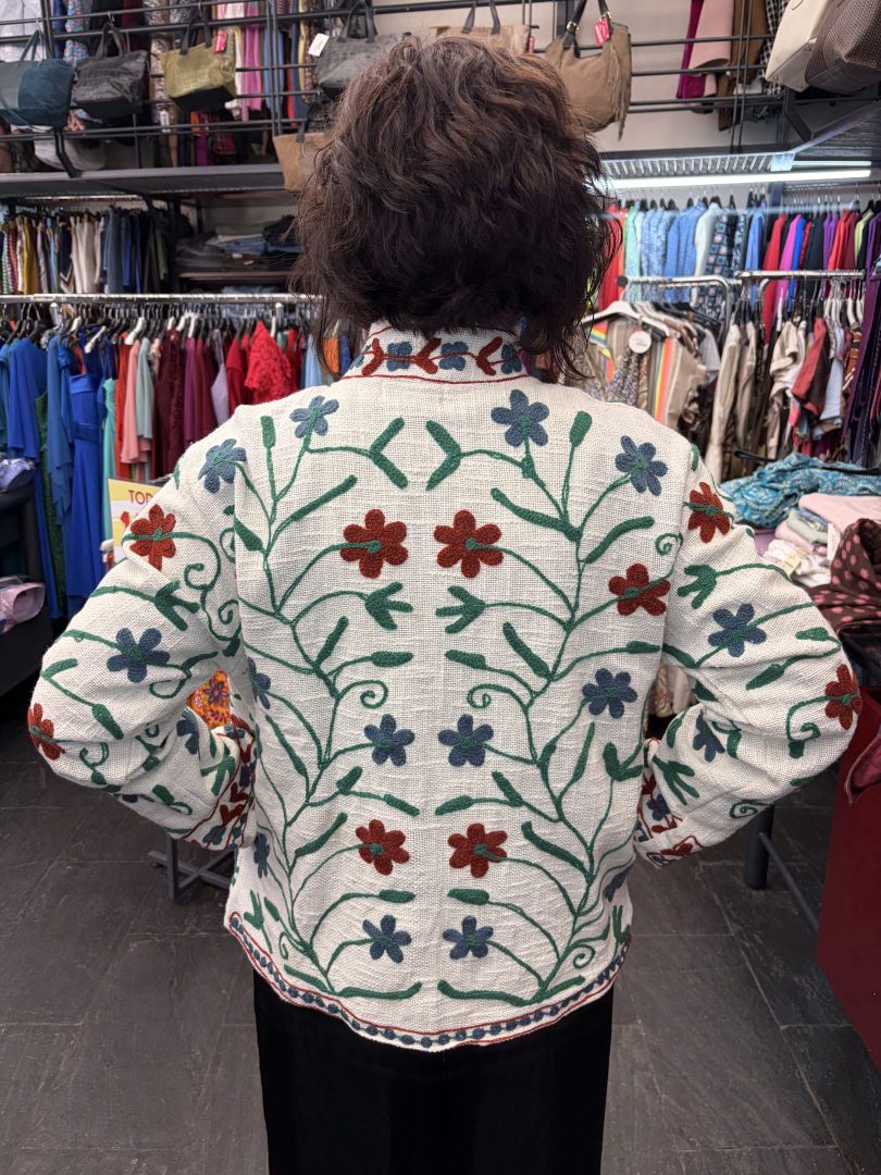 Kimono Suzani Crudo con Bordado Floral Multicolor - Imagen 4