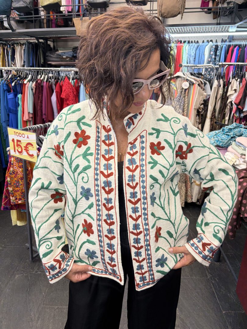 Kimono Suzani Crudo con Bordado Floral Multicolor - Imagen 5
