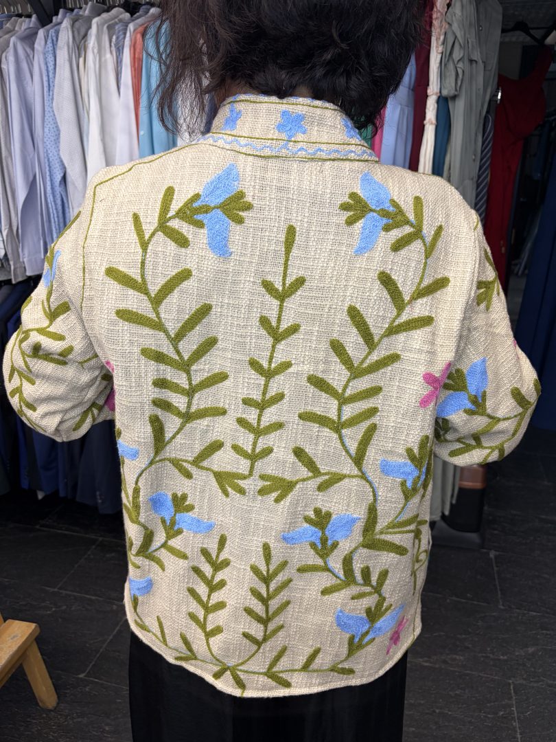 Kimono Suzani Beige con Bordados Florales - Imagen 5