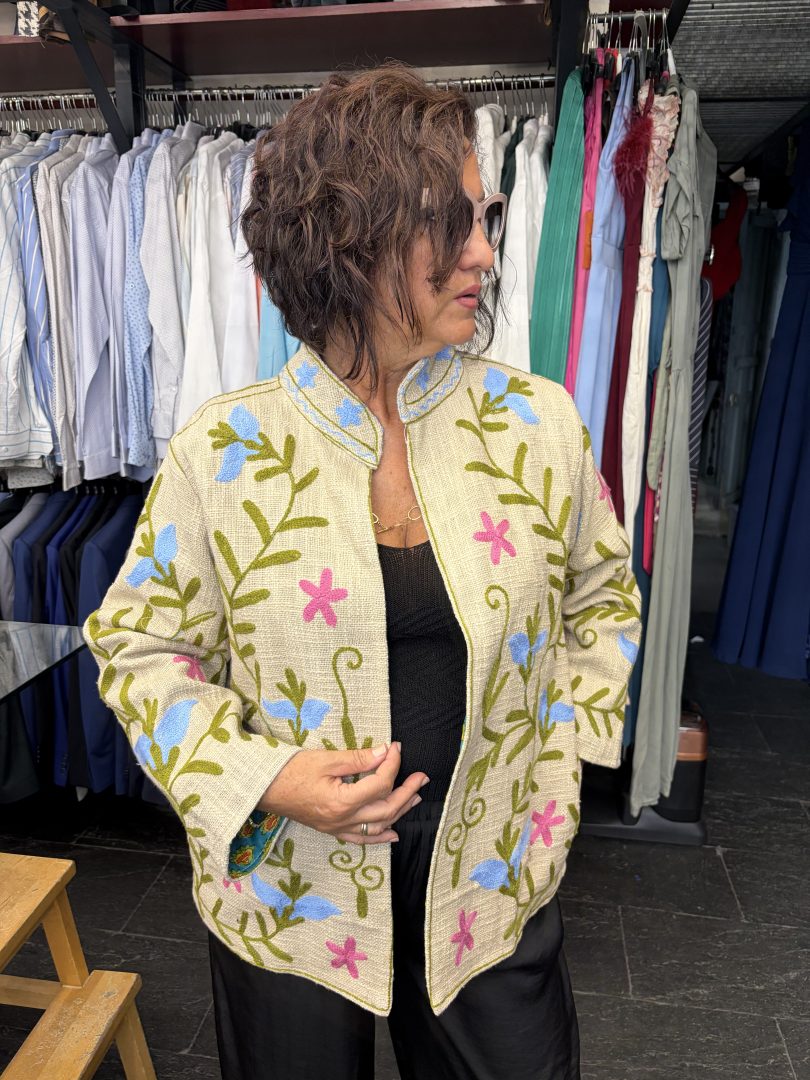 Kimono Suzani Beige con Bordados Florales - Imagen 4