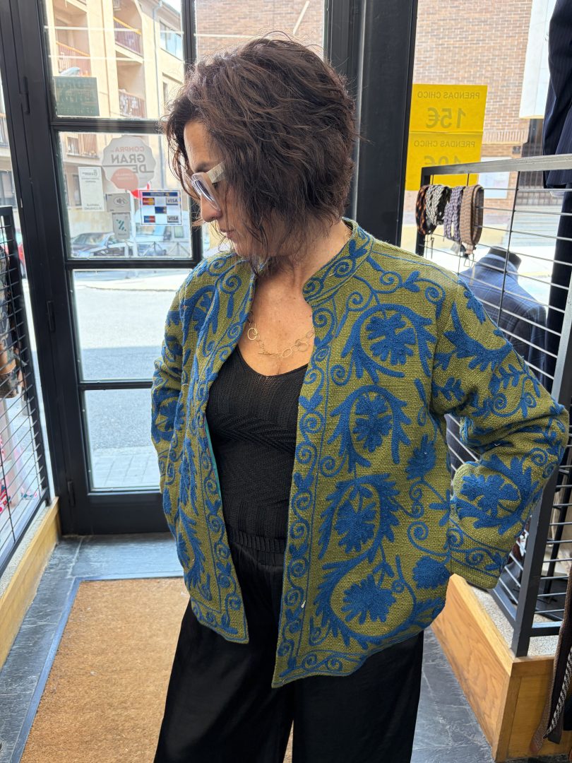 Kimono Suzani Verde Oliva con Bordado Azul - Imagen 4