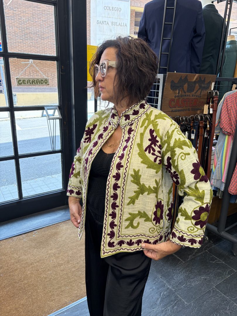 Kimono Suzani Crudo con Bordado Floral Verde y Burdeos - Imagen 4