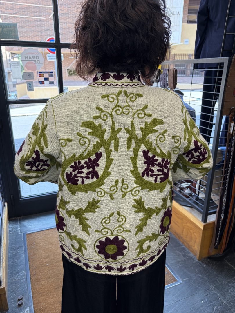 Kimono Suzani Crudo con Bordado Floral Verde y Burdeos - Imagen 5