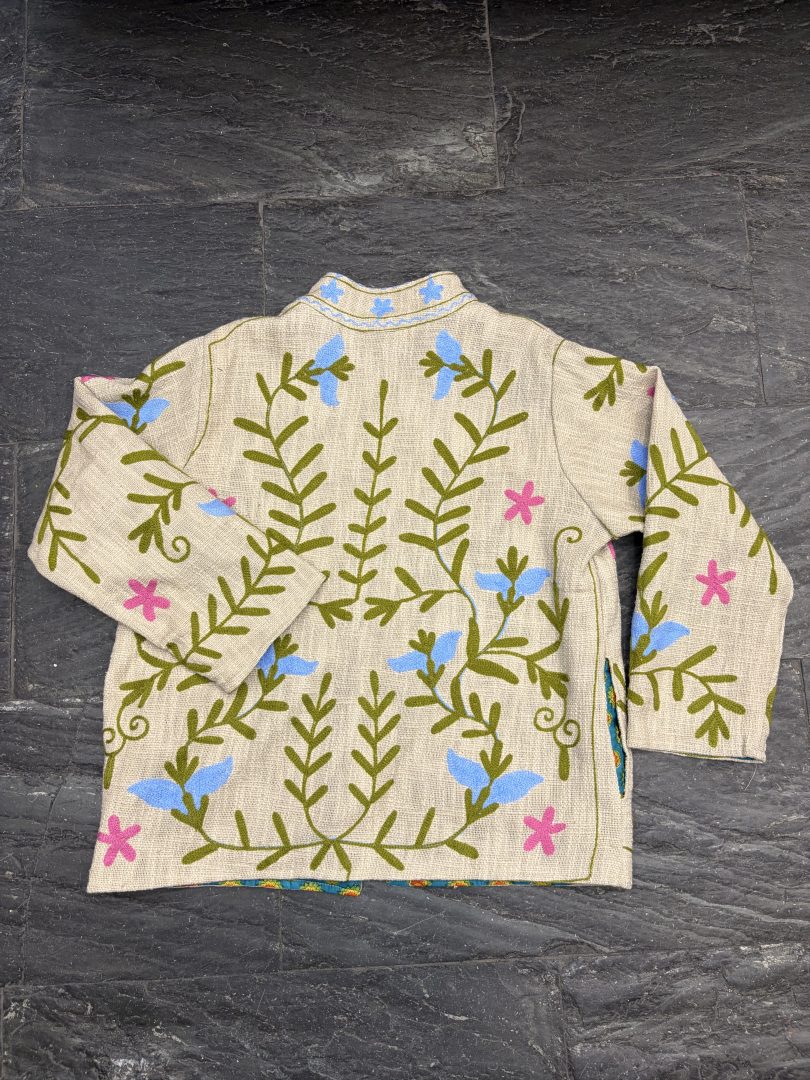 Kimono Suzani Beige con Bordados Florales - Imagen 3