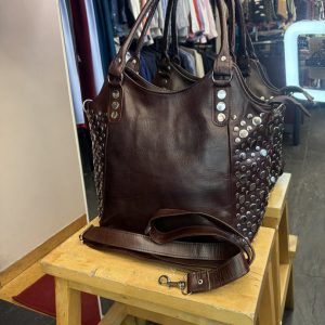 Bolso de Cuero Marrón Hecho a Mano con Tachas y Correa Larga